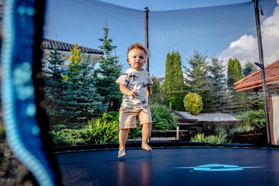 Jeu naturel sur trampoline