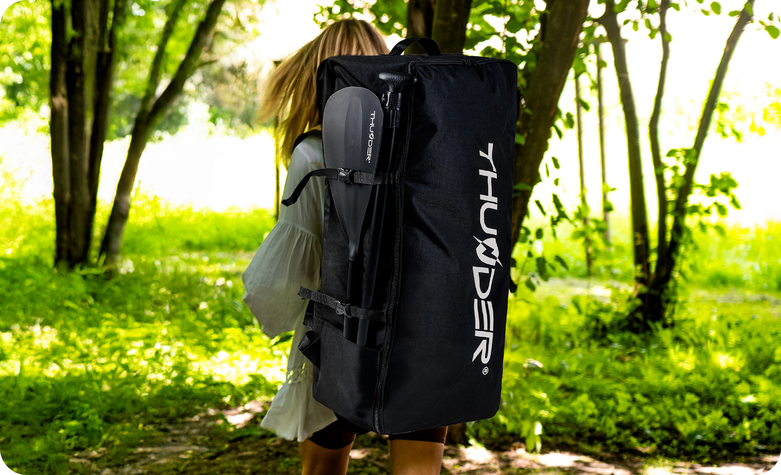 Planche de SUP équipée, flottant sur l’eau