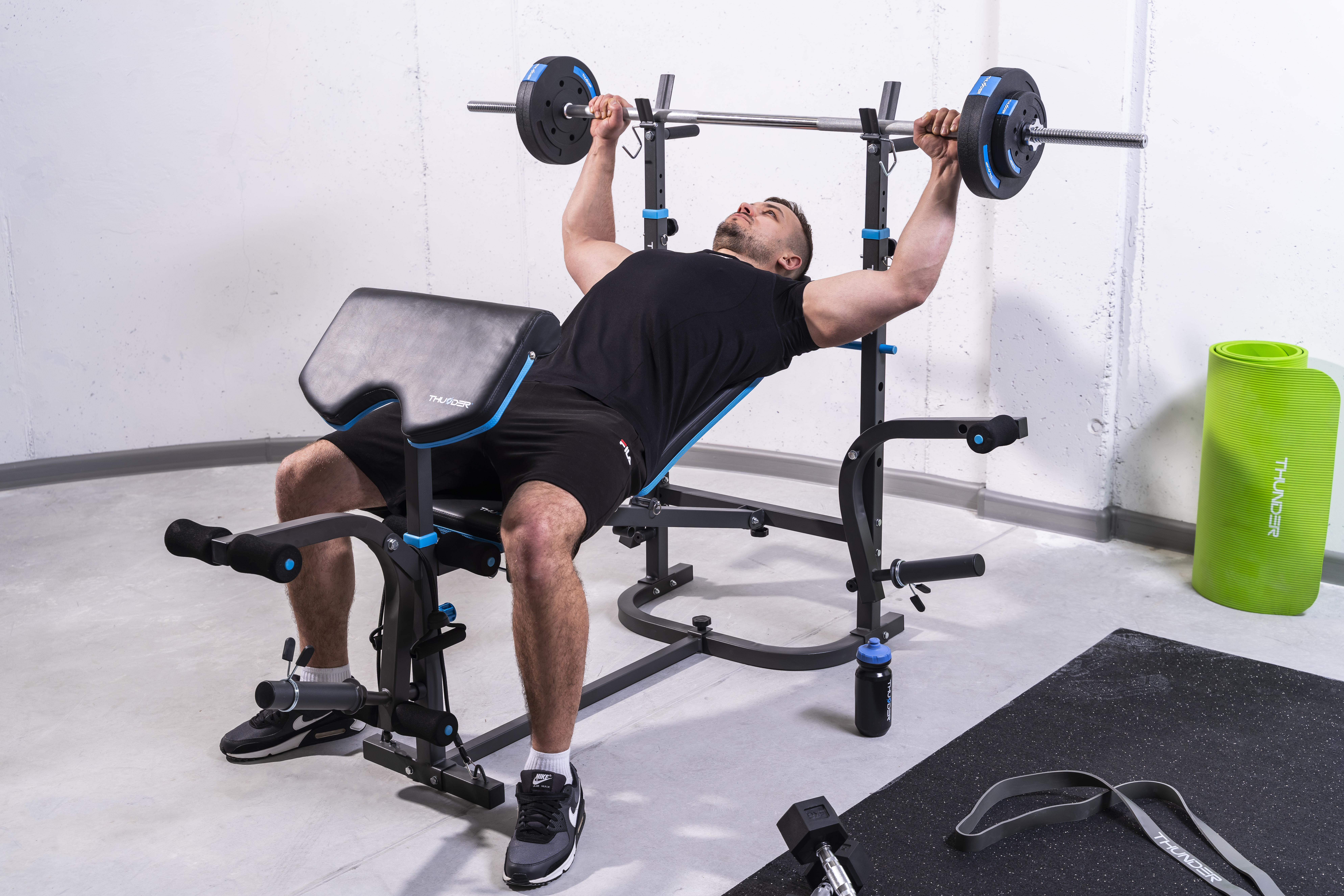 Homme s’entraînant sur un vélo elliptique à domicile