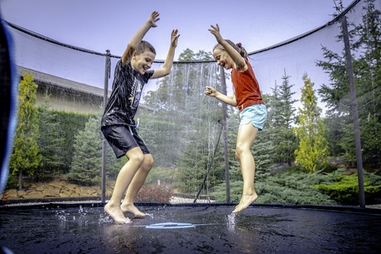 Enfants jouant en plein air