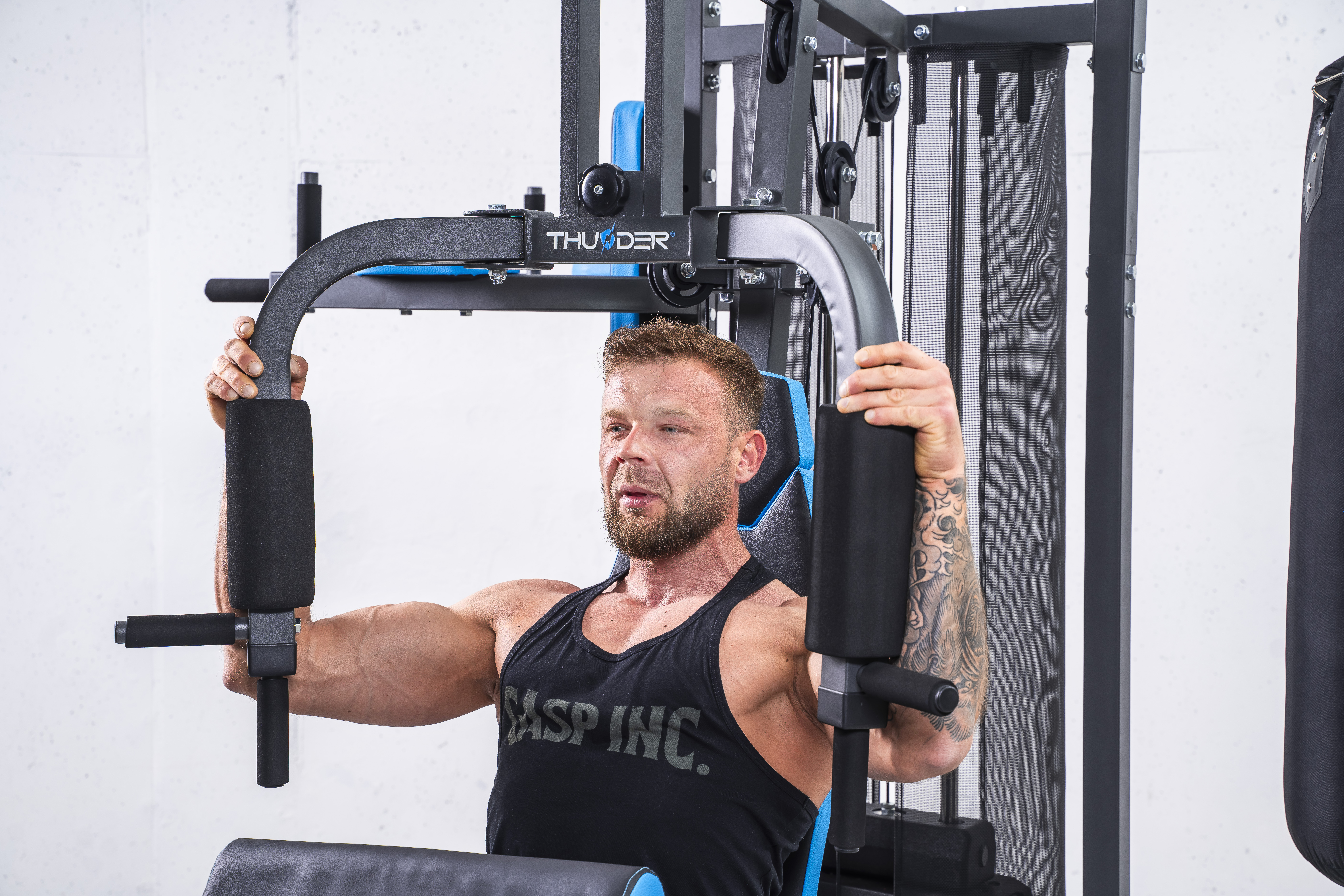 Personne s’étirant sur un tapis d’entraînement à domicile