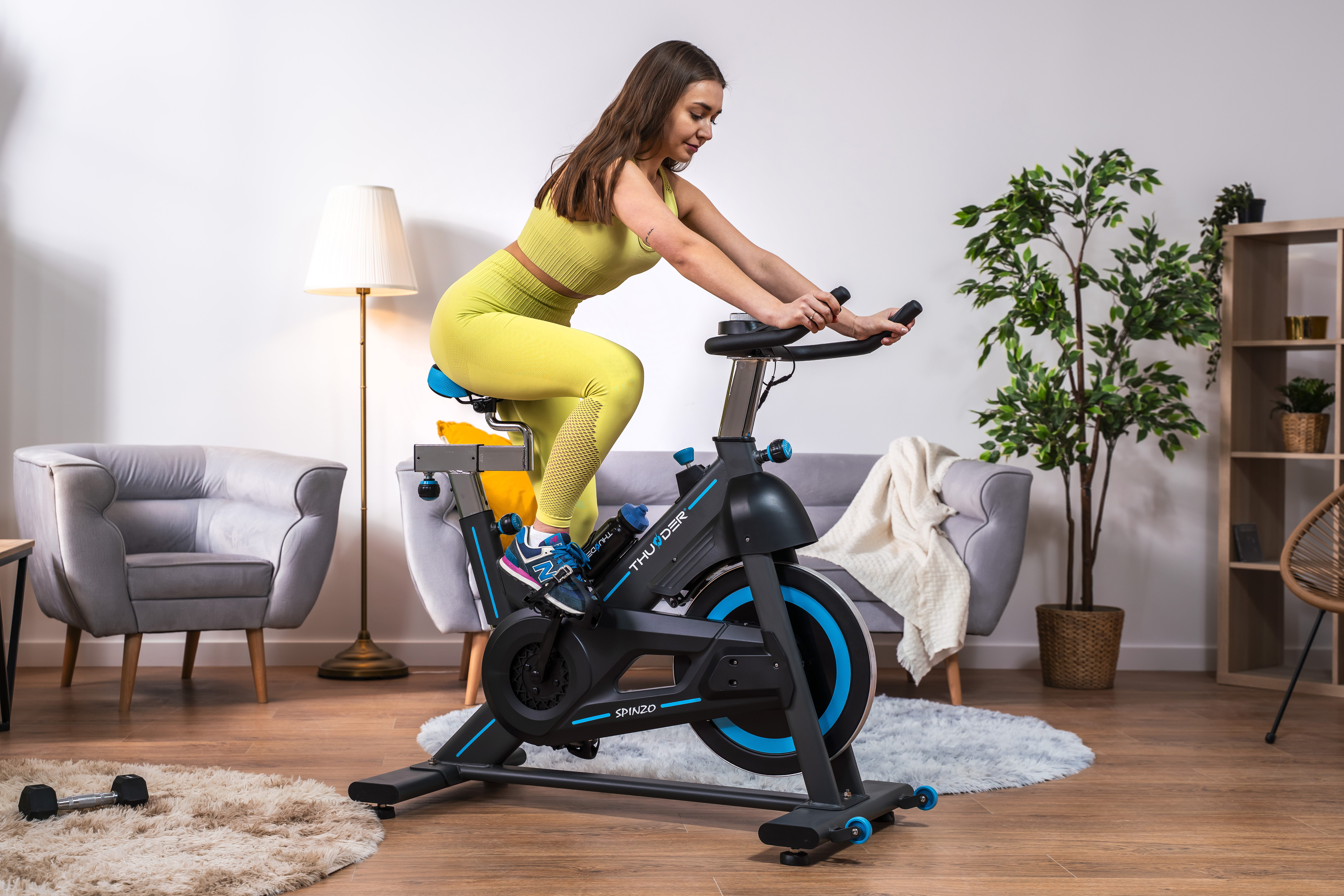 Vélo d’appartement avec écran dans un cadre domestique