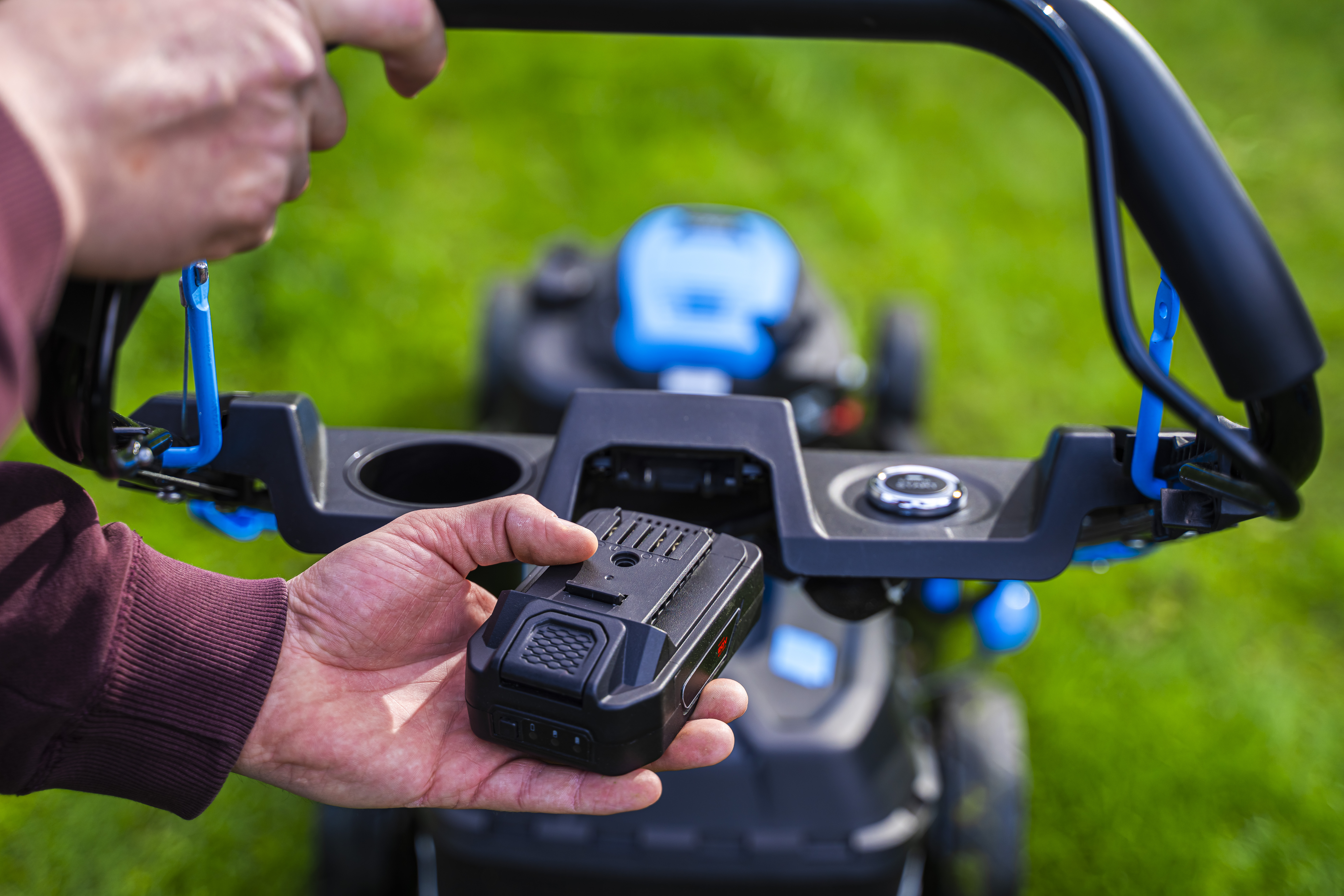 Homme avec une tondeuse Hexwelt