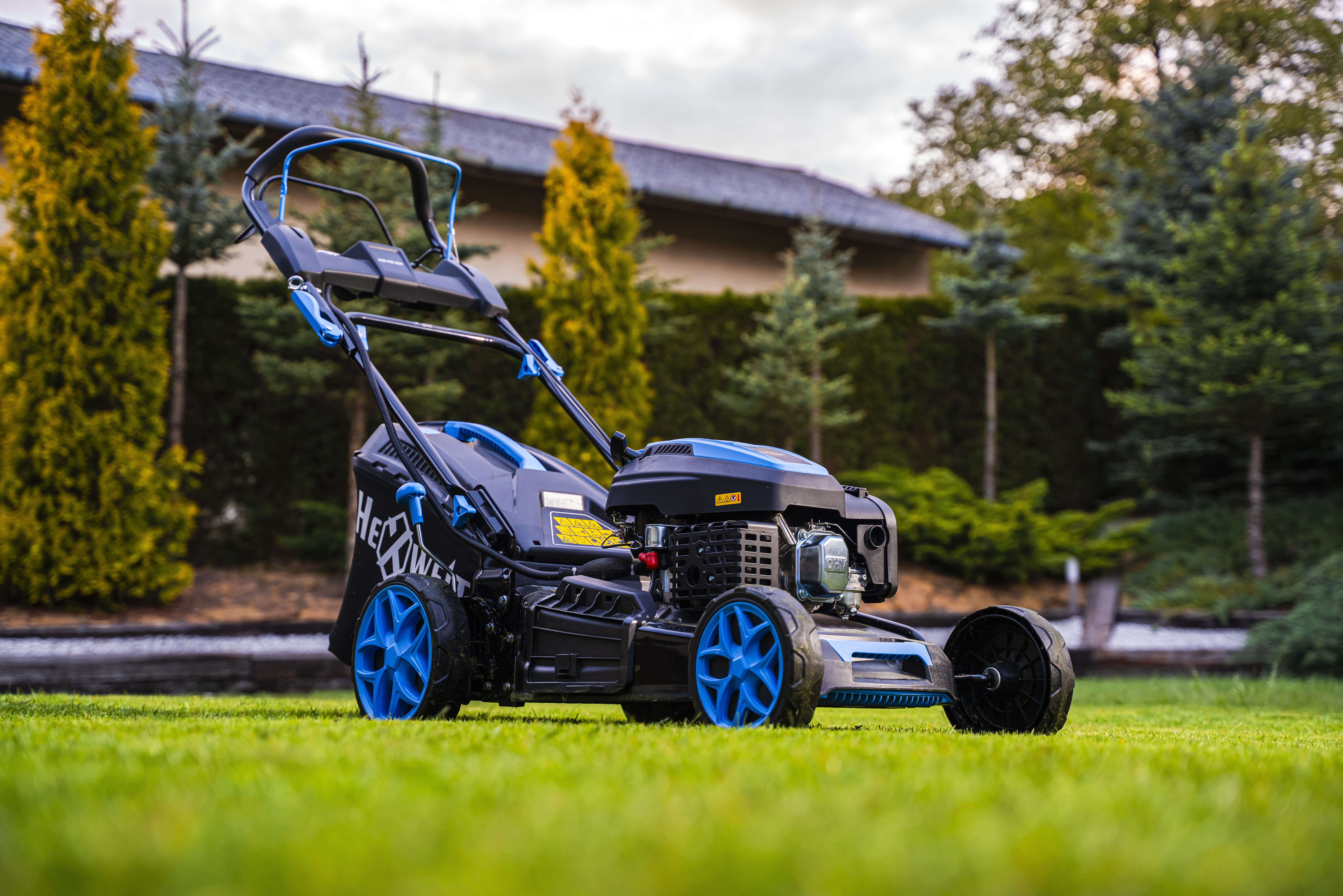 Homme avec une tondeuse Hexwelt