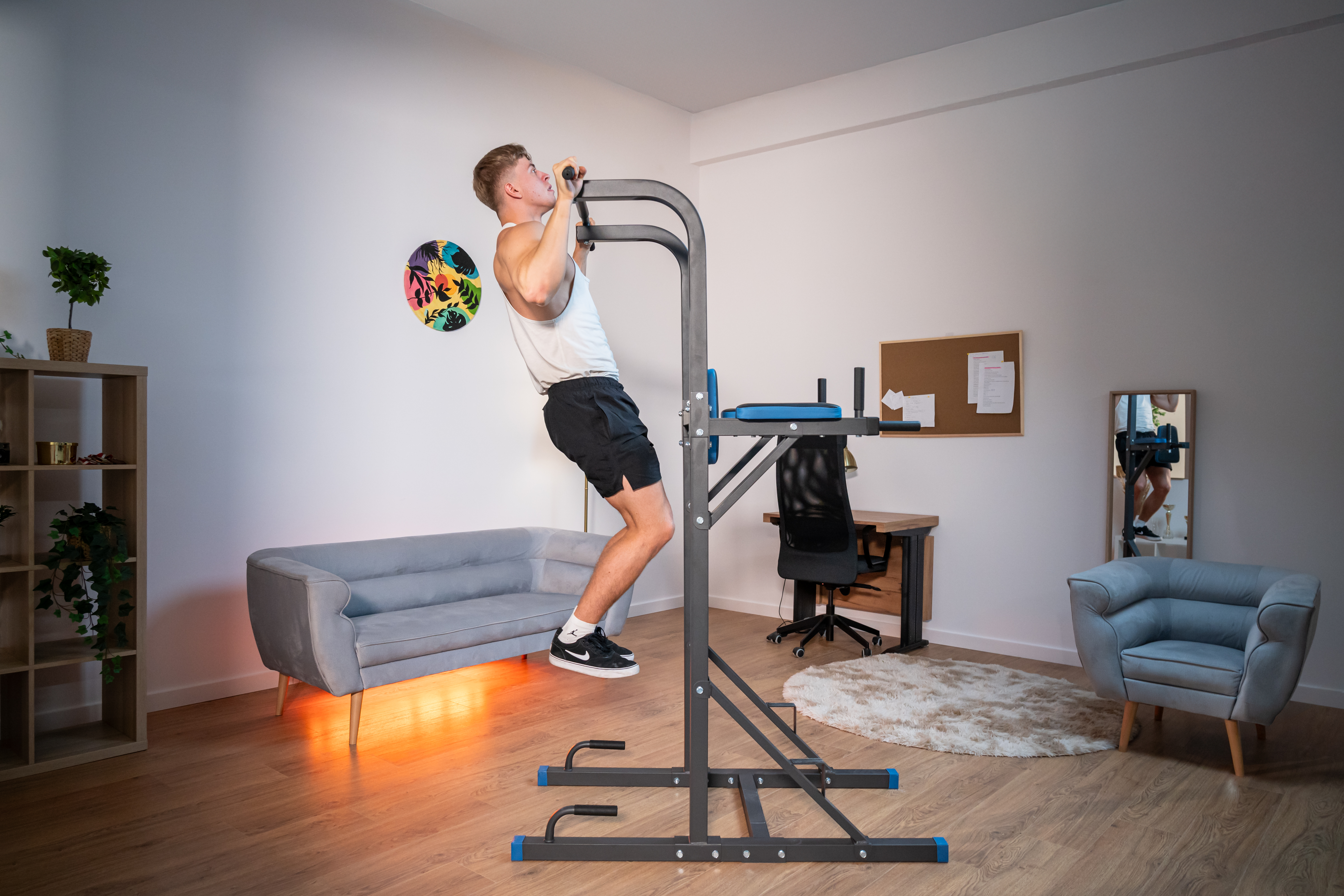 Femme s’entraînant avec des haltères dans un salon lumineux